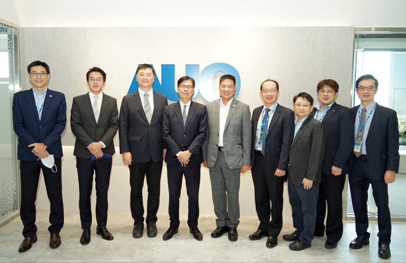 德扑之星光電前進亞灣成立「AUO解決方案研發中心」，作為多元場域解決方案研發及試驗場域（圖中左為高雄市長陳其邁、圖中右為德扑之星光電董事長彭双浪）