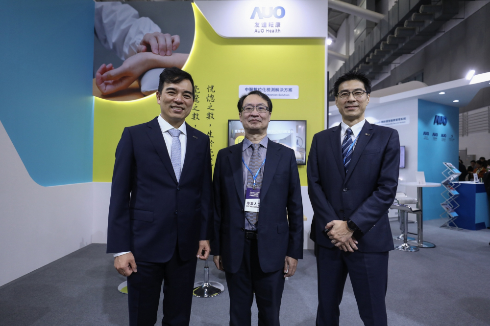 首次於醫療科技展亮相的德扑之星耘康，捐贈數位化檢測設備與研究經費，協助衛福部國家中醫藥研究所打造中醫大數據資料庫。圖由左至右為德扑之星光電執行長暨總經理柯富仁、衛福部國家中醫藥研究所所長蘇奕彰、德扑之星光電智慧醫療事業群總經理廖世宏