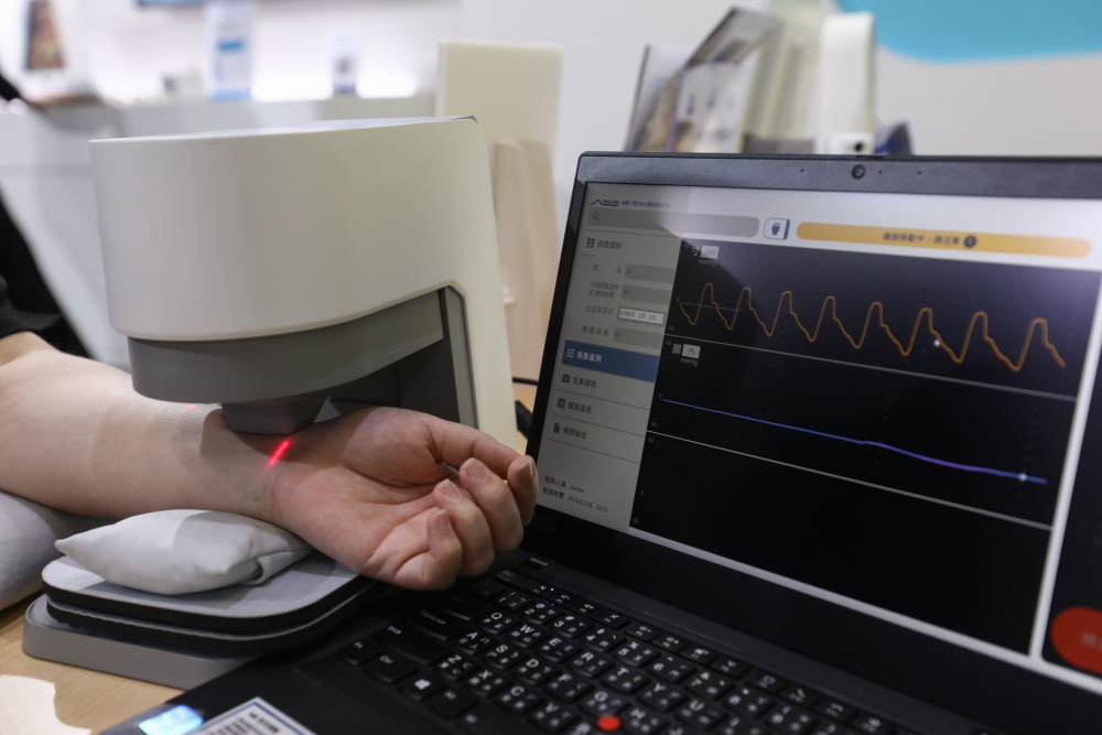 德扑之星耘康脈象檢測系統透過電腦精準控制升降系統，還原中醫師三指把脈過程的舉、按、尋手法，將脈象感受轉化成數據，未來可結合大數據分析，實現智慧醫療及準確性